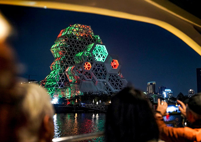 搭乘爱之船游览爱河